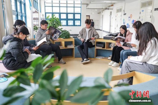 图为学生们在讨论剧本杀线索。刘彦均 摄